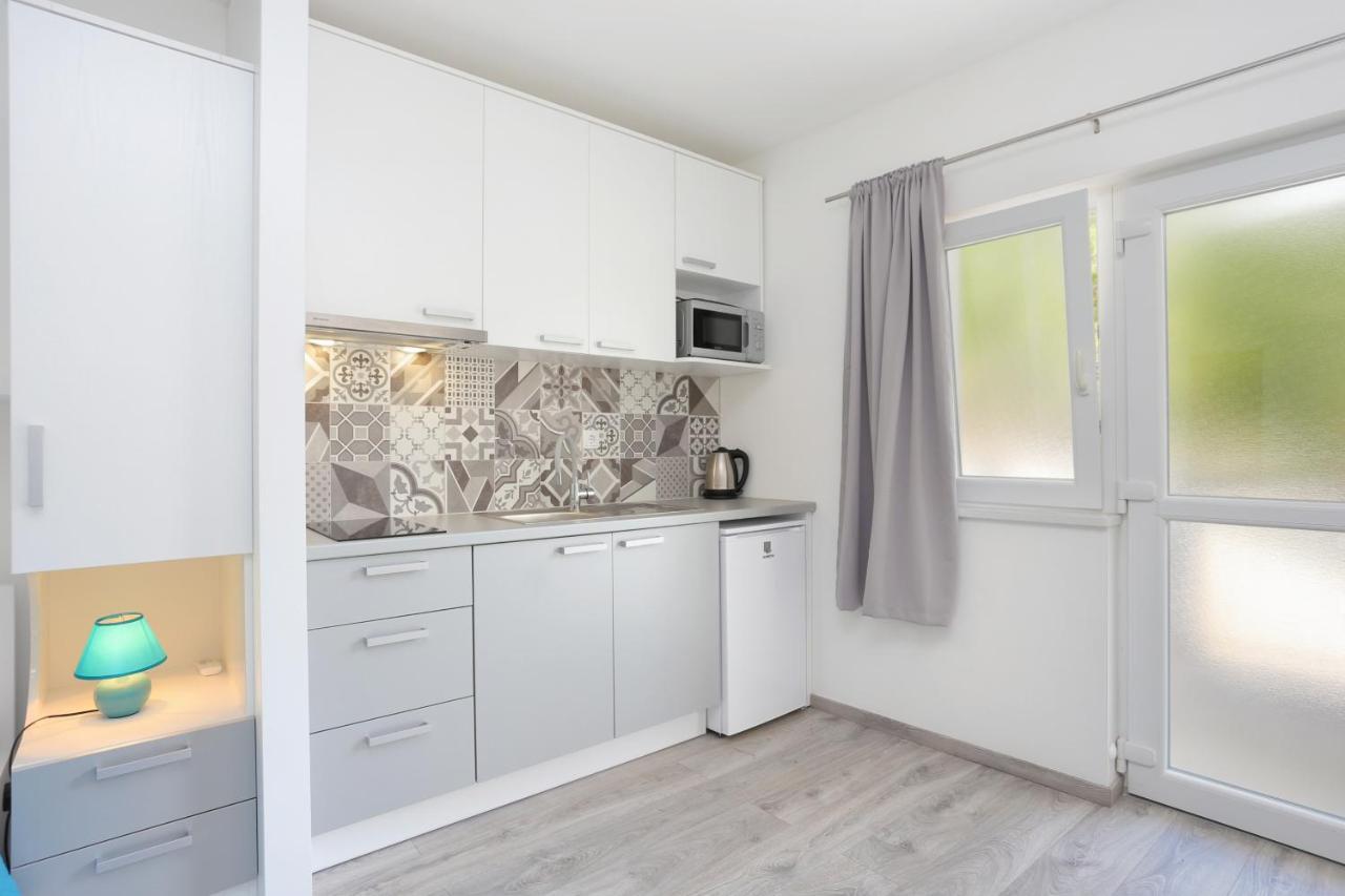 Apartments By The Sea Brela, Makarska - 6688 Exterior photo